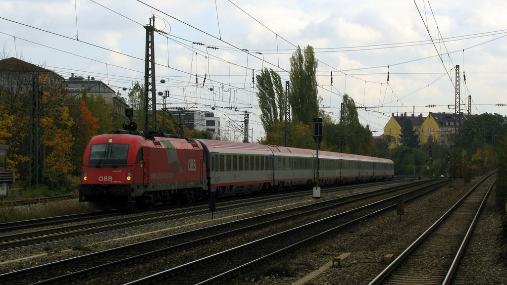 Es folgte umgehend die 1216 012 mit einem DB-�BB Eurocity zum M�nchener Hbf. am 19.10. Sie war die erste 1216er mit Italien-Flagge, die ich fotografieren konnte.