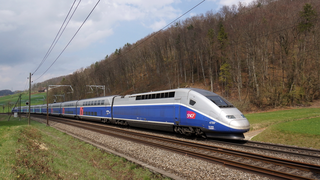Es freut mich immer, wenn ich den TGV Duplex sehe, eine Augenweide fr den Fotografen. Hier ist es der TGV 4705 bei Gelterkinden am 3.4.2012. Schade, dass ich nicht filmte, denn der franzsische Lokfhrer gab mir ein Begrssungssignal.