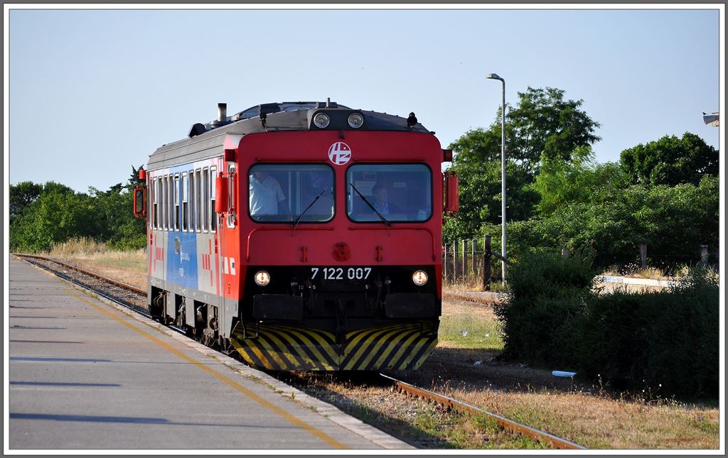 Es ist fnf vor zwlf auf der 95km langen Zadarbahn von Knin nach Zadar. Gerade mal noch drei Nahverkehrszugpaare verkehren zwischen beiden Bahnhfen, allesamt gefhrt von schwedischen Triebwagen (Kalmar Verkstad 1987). (01.07.2013)