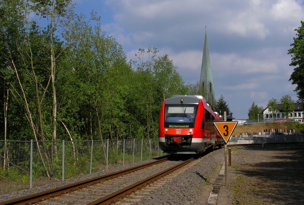 ...es geht mit der RB 52 am Pfingstsonntag  in Richtung Dortmund  - gesehen   am Grnewald   in Ldenscheid - 23.5.10