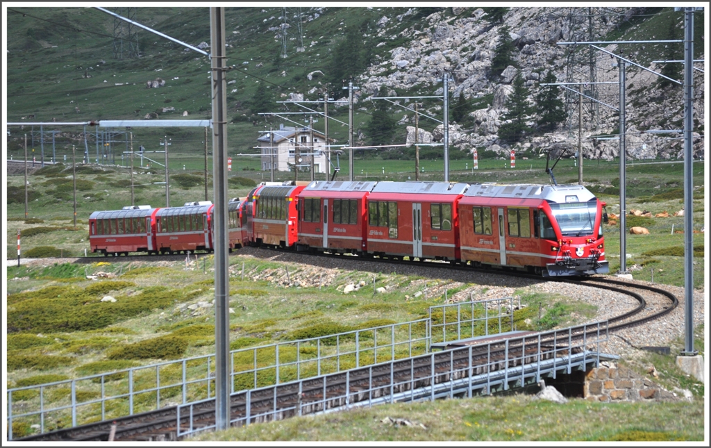Es geht Schlag auf Schlag. Hinter dem Extrazug folgt der BerninaExpress 951 mit ABe 8/12 3503  Carlo Janka . Schn zu sehen ist auf dieser und der nchsten Aufnahme wie perfekt die Linienfhrung der Berninabahn dem Gelnde angepasst wurde, womit viele Kurven und Gefllsbrche verbunden sind. (21.06.2012)