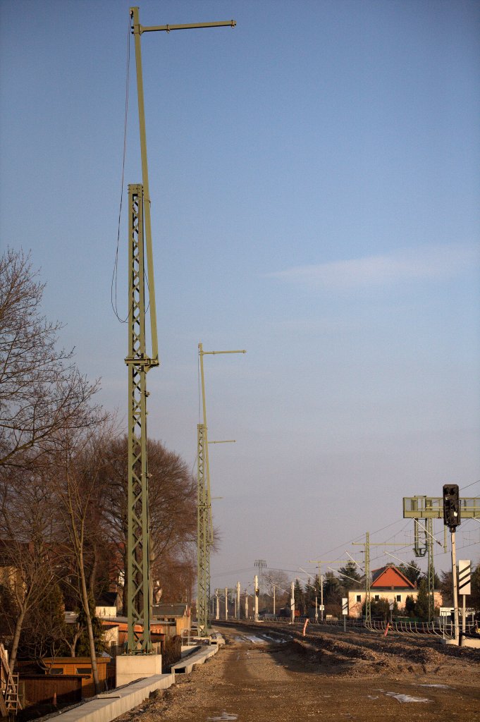 Es geht voran mit dem Bau der S-Bahn-Trasse in Radebeul. Die neuen Turmmasten, hier noch  hochgeklappt , die spter die Fahrleitung fr 2 Gleise tragen  werden, sind montiert 02.03.2013  16:29 Uhr. 