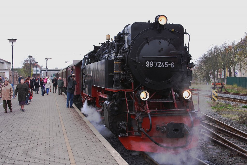 Es ist geschafft! 99 7245 hat am Abend des 06.04.2012 aus Wernigerode kommend, ihren morgendlichen Ausgangsbahnhof Nordhausen-Nord erreicht. Noch ganz schnell ein Foto, bevor die Maschine in`s Bw verschwindet!!