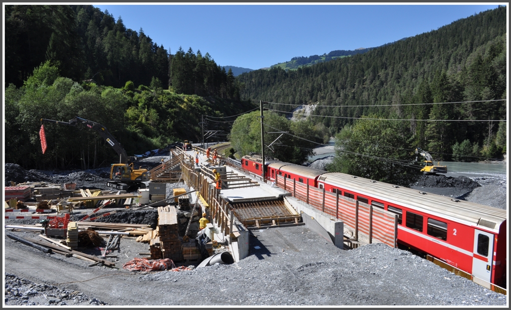 Es gibt noch viel zu tun, denn die neue drei Meter hhere Brcke ber den Carrerabach und die anschliessenden Rampen werden im November in Betrieb genommen. Soeben passiert RE1232 mit Ge 4/4 II 626  Malans  die Baustelle zwischen Versam und Valendas. (13.09.2011)