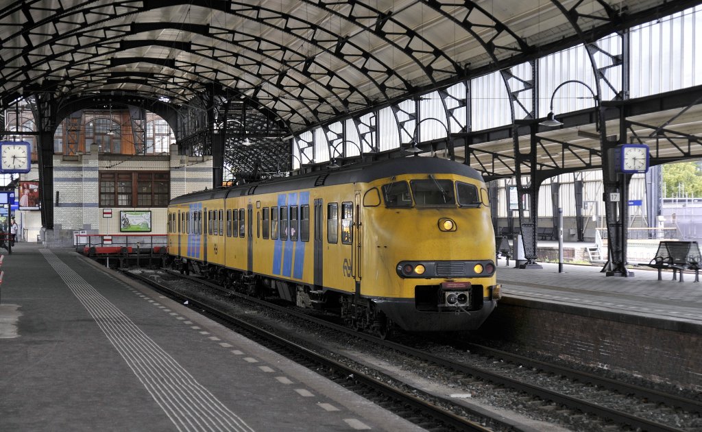Es gibt noch wenige im einsatz, die NS plan V 946 mit Sommerpendel nach Zandvoort in Bf Haarlem am 18.06 2011.