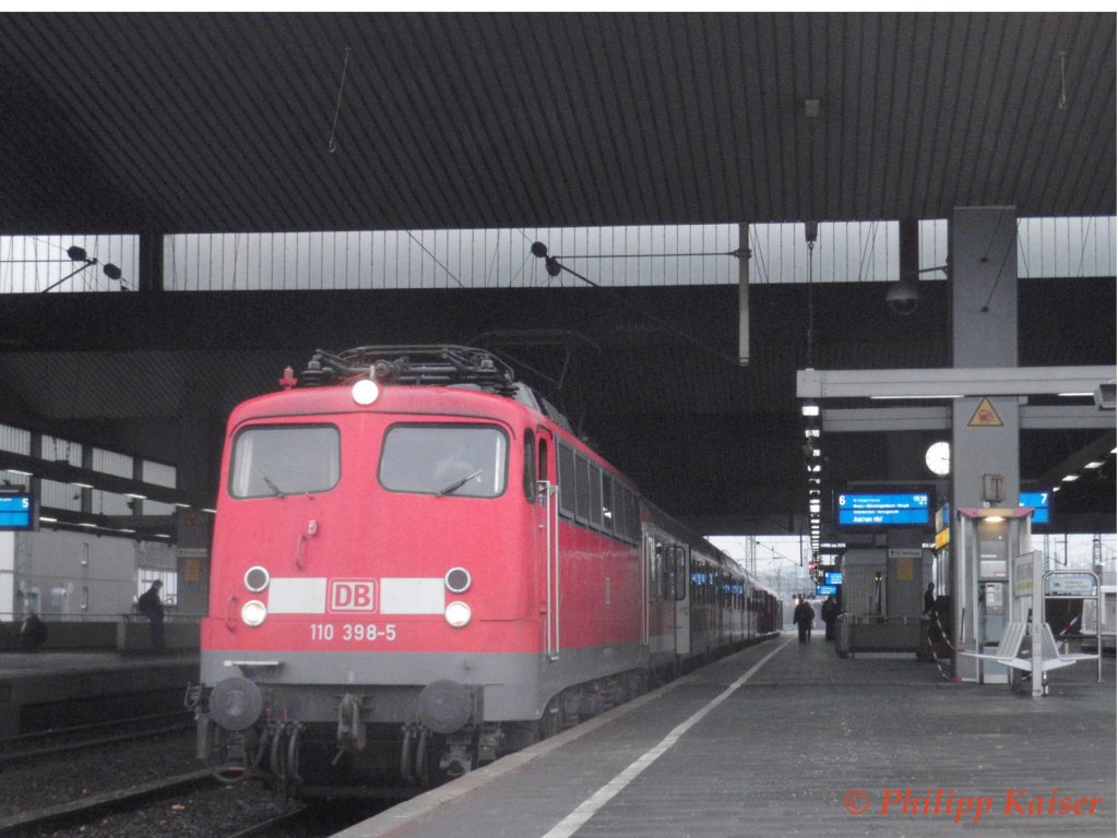 Es gibt sie immer noch! Die 110er vor den RE4 Verstrkern(Dsseldorf-Aachen. Hier wartet 110 398 am 28.12.2009 auf die Abfahrt vom Dsseldorfer Hauptbahnhof in Richtung Aachen.