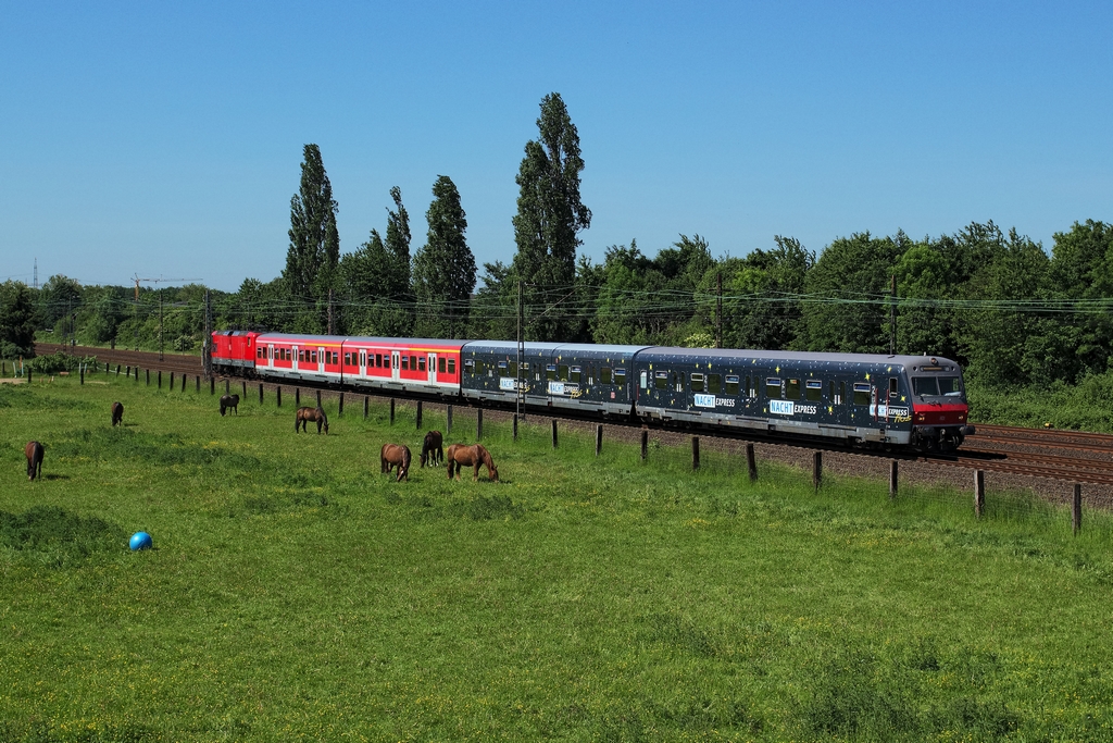 Es gibt sie noch, die Nachtexpresswagen. Am 25.5.2012 fuhren zwei der Wagen auf der S68 bei Langenfeld