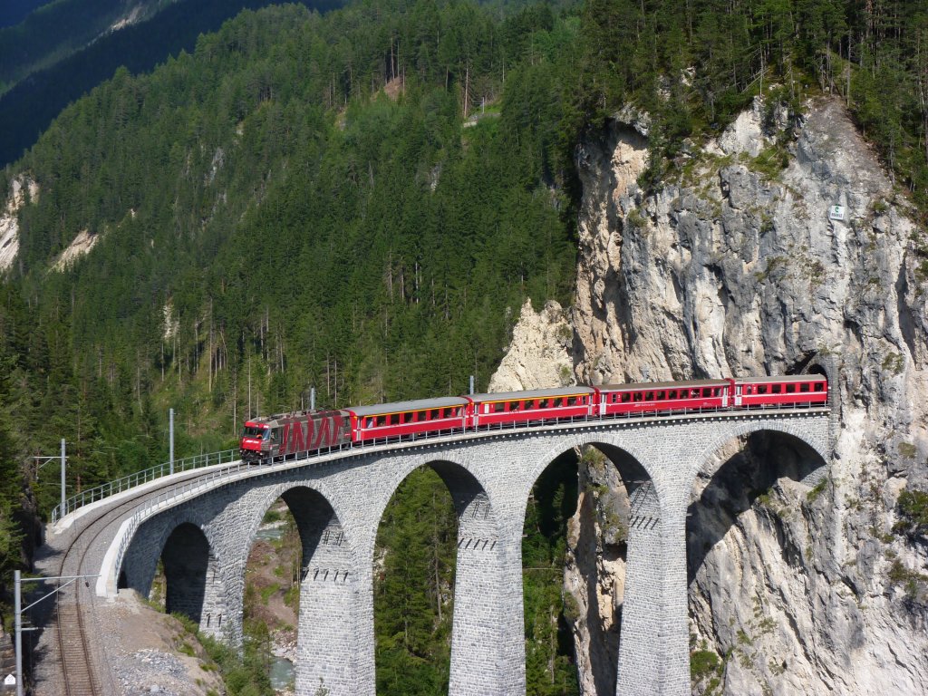 Es gibt zwar schon viele Bilder vom Landwasserviadukt bei Filisur, trotzdem hoffe ich dass euch meine Bilder gefallen. Hier passiert ein Re nach Chur am 6.7.2010 die Brcke.