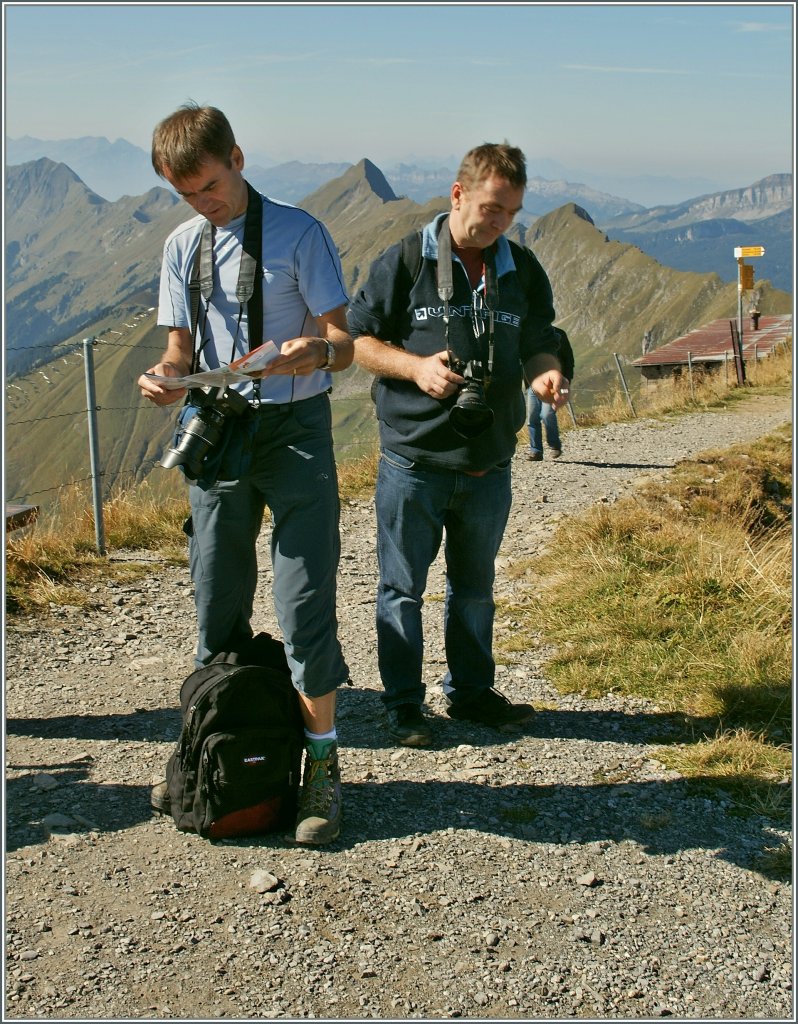 Es gibt zwei Gr�nde, das Betrachten der sch�nen Aussicht zu unterbrechen: Heinz plant den n�chsten Schritt unseres Bahnbildertreffen und Armin pr�ft seine Aufnahmen. 
Bahnbildertreffen Brienzer Rothorn am 1. Oktober 2011