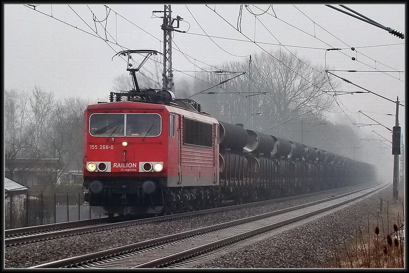 Es giet mal wieder in Stralsund. 155 266-0 vor einem Rhrenzug unterwegs nach Mukran. am 20.03.10 