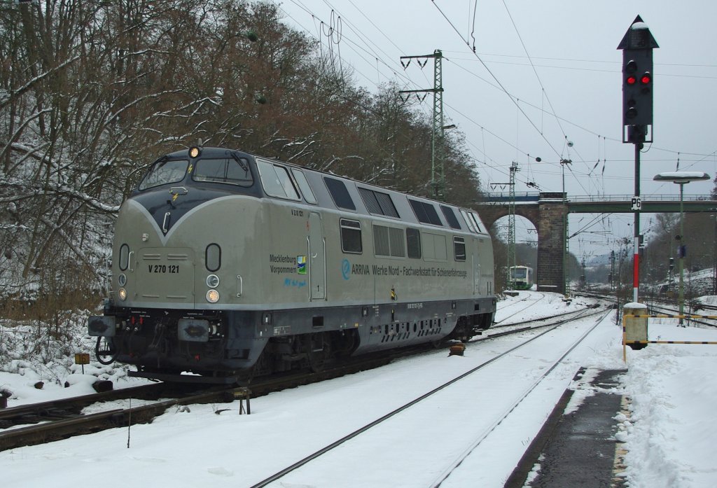 Es ging mal wieder nach Eichenberg, um den Schnee noch etwas auszunutzen. Kaum angekommen, erschien auch schon V270 121 von Arriva. Htt nie gedacht, das die sich mal in unsere Gegend verirrt. Aufgenommen am 17.01.2010 in Eichenberg mit Fahrtrichtung Osten.