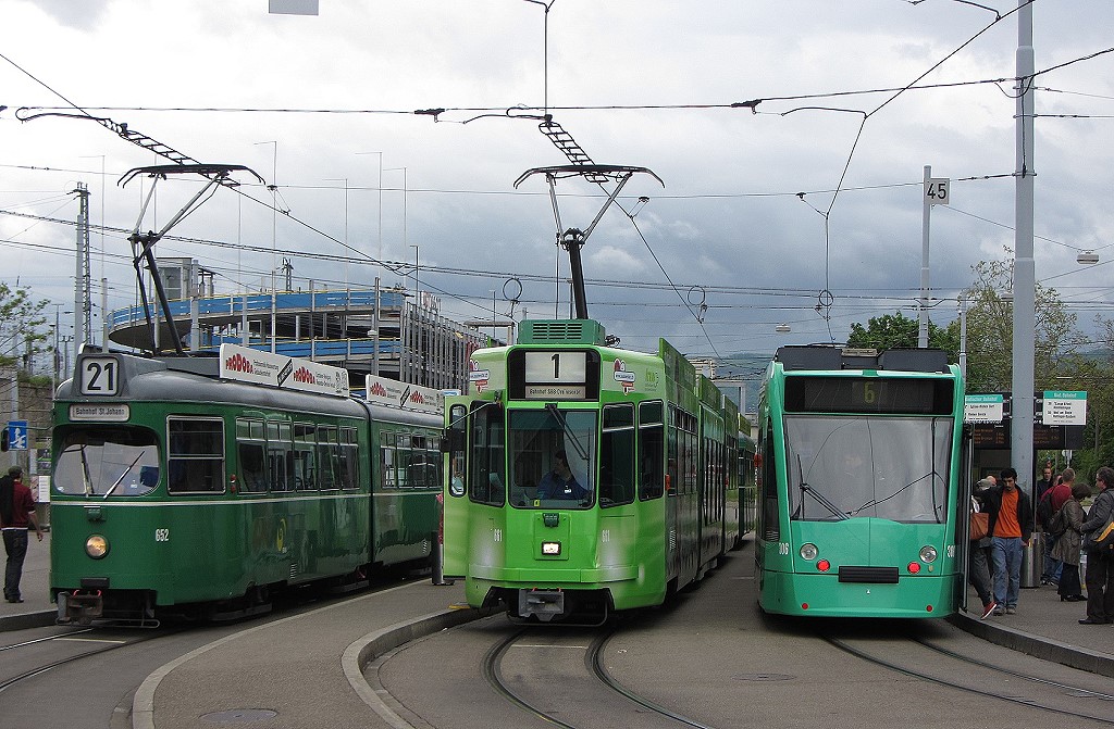 Es grnt so grn ... die Bas'ler Straenbahn. Am 09.05.2012 standen die Tw 652, 661 und 306 an der Hst. vor dem Badischen Bahnhof. Die unterschiedlichen Grntne der Standard-Lackierungen ergnzt der Tw 661 mit einer Ganzreklame fr die Verbrauchermesse Muba. 