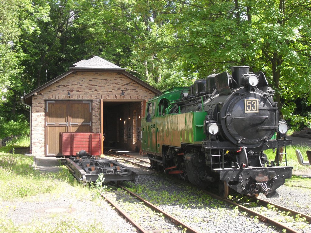 Es handelt sich hier um das kleine Museum der Brltalbahn in Asbach im Westerwald.Frher gab es die Brltalbahn noch die nach einiger Zeit in die RSE(Rhein-Sieg-Eisenbahn) umbenannt wurde.Sie wurde in den Jaren zwischen 1960-1970 abgebaut und ist auch die lteste Schmalspurbahn in Deutschland.Es ist nicht mehr viel brig geblieben auer der alte Lokschuppen in Asbach,ab und zu mal ein altes Bahnhofsgebude,vielen Denkmlern,einem Triebwagen bei der Jagstalbahn und drei O&K Diesellokomotiven bei der Zillertalbahn.Die Brltalbahn besa eine sehr ungewhnliche Spurweite von 785mm und hatte meiner Meinung nach die schnsten Dampflokomotiven.Die meisten Lokomotiven wurden aber verschrottet...