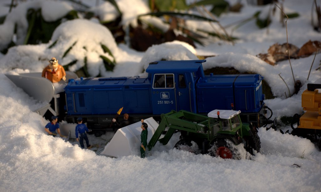 Es hat Willy Jespersen  Geld und Mhe gekostet,  251 901 - 5 von der RBB fr die Wintermonate auszuleihen , um sie als Schneepflug  einzusetzen.
Leider kam es schon beim ersten Einsatz am 08.12.2012 gegen 13:50 Uhr zur  Entgleisung. Die Ursache konnte noch nicht ermittelt werden.