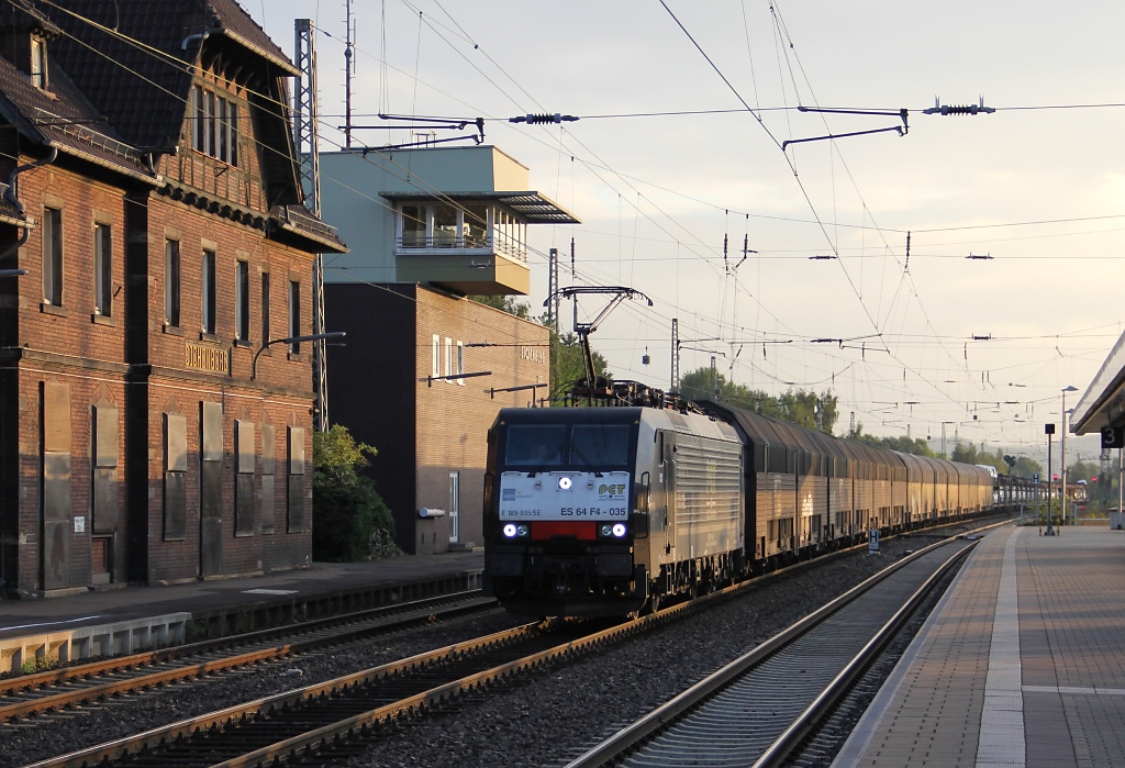 Es herrscht schon reger Zugverkehr als die Sonne am 15.09.2011 noch dabei ist den Bahnhof Eichenberg wachzukssen. Hier: 189 935 (ES 64 F4-035) mit ARS Autotransport-Zug in Richtung Sden.