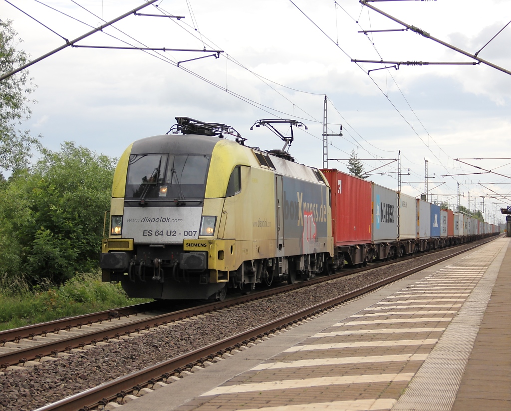 Es ist h�llen-laut wenn so ein Containerzug in mit seiner zul�ssigen H�chstgeschwindigkeit �ber die mit Betonschwellen ausgestattete SFS durch Dedensen-G�mmer rauscht. Wie hier zu sehen ES 64 U2-007. Aufgneommen am 07.06.2012.
