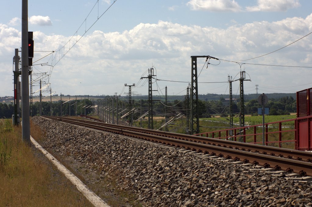 Es  juckt  in den Fen, gerne wrde der Fotograf nach rechts auf die Gleise treten, um einen besseren Standort fr das Ablichten der langen  leicht geschwungenen Rampe der Neubaustrecke bei Bhla zu haben, aber .....
Aufgenommen am 23.06.12  gegen 10:36 Uhr mit einem Tele-Makro.