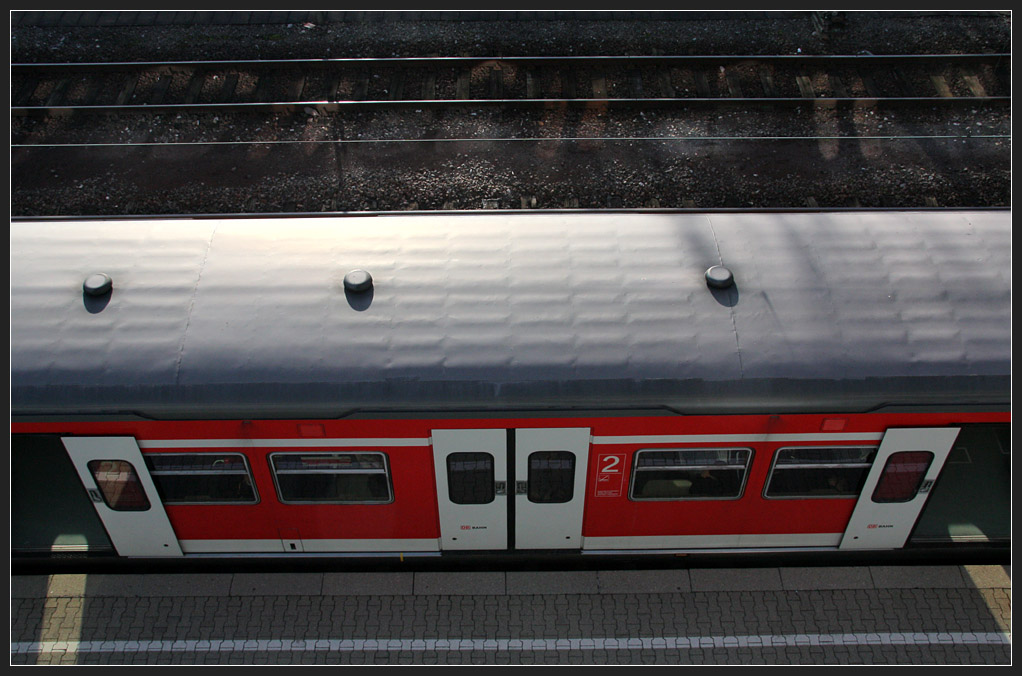 Es kommt oft anders als man denkt -

Eigentlich wollte ich ganz andere Bahnbilder im Bahnhof Stuttgart-Zuffenhausen machen. Aber dann lasse ich mich doch von sich spontan ergebenden Motiven überraschen und komme mit ganz anderen Aufnahmen heim.

26.10.2010 (M)
