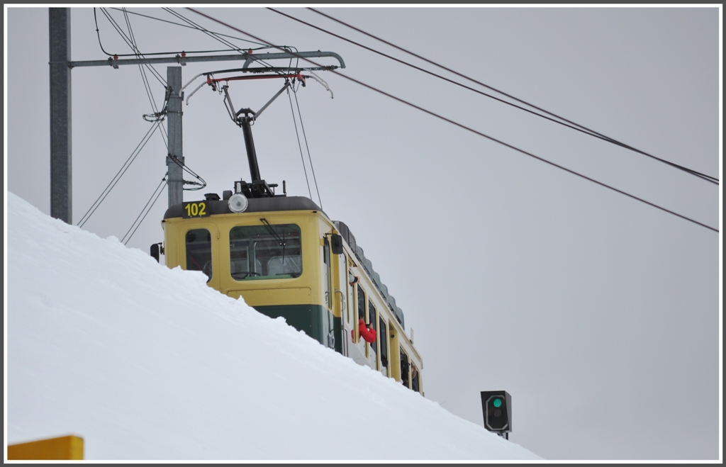 Es liegt noch sehr viel Schnee auf der Kleinen Scheidegg. Triebwagen 102 der WAB beim Einfahrsignal Seite Wengen. (25.04.2012)