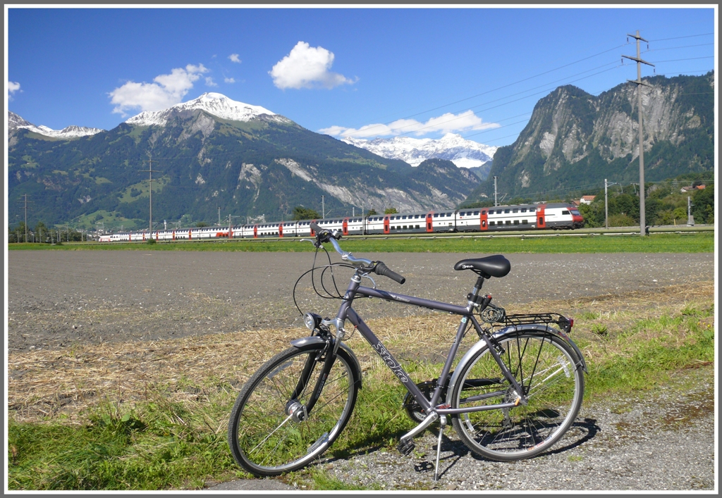 Es macht Spass mit meinem neuen  Drahtesel  das Rheintal hinunter zu fahren und die zahlreichen Zge der SBB und RhB zu fotografieren, wie hier den IC Dosto bei Zizers. (01.09.2010)