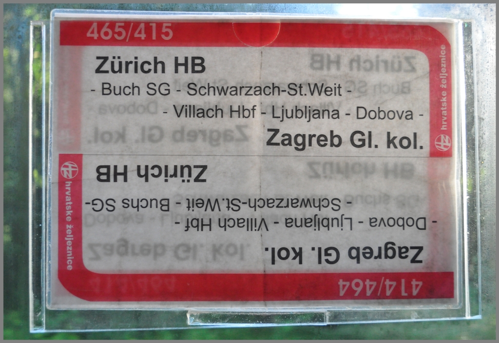 Es ist mir unerklrlich, wie in einem Zuglaufschild zwei Fehler untergebracht werden, wovon einer nur in die eine Richtung und warum  eine solche Plakette vor dem x-fachen Druck nicht berprft wird.
Fotografiert im kroatischen Schlafwagen am 01.07.2011