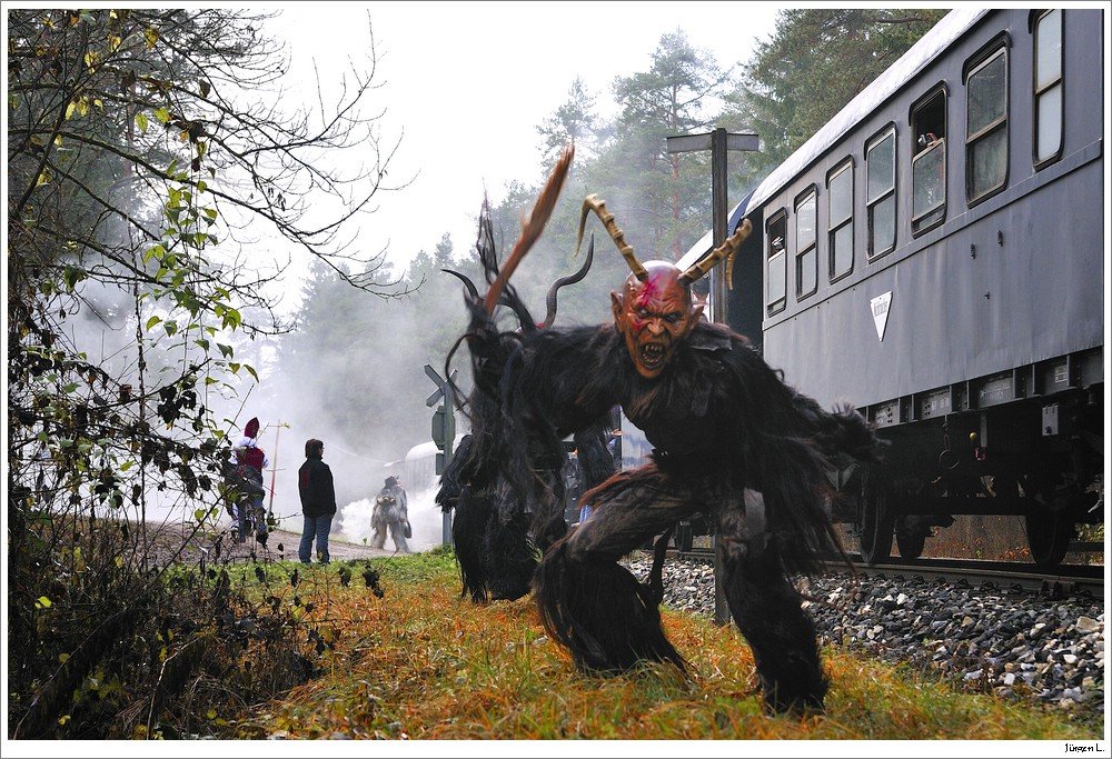 Es mssen direkte Gesandte des Teufels gewesen sein, die hier am 28.11.2009 ber den Krampuszug von Weizelsdorf nach Ferlach hergefallen sind. Glcklicher Weise kam dann aber doch der Nikolo...