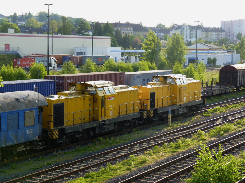 Es mu ja nicht immer in ROT sein...zwei V 100 (Ost) in Gelb waren am 23.05.2010 im Gterbereich des Hbf. Hof abgestellt.

Es waren:

710 964-8 - Auslieferung an DR - Deutsche Reichsbahn  110 964-4   
710 968-9 - Auslieferung an DR - Deutsche Reichsbahn  110 968-5   