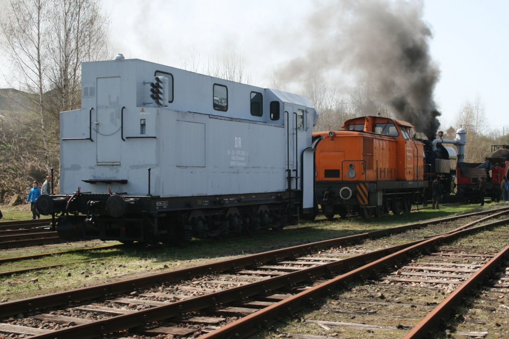 Es ist nicht die ehemalige 106er der Stadtwerke Chemnitz die so raucht.Sondern dahinter steht 65 1049 zum Wasserfassen.Aufgenommen am 10.04.2011 in Chemnitz-Hilbersdorf wo das 9.Feldbahn- und Alttraktorentreffen stattfand.Ausser Dienst aber gut erhalten ist der Schneepflug im Vordergrund.