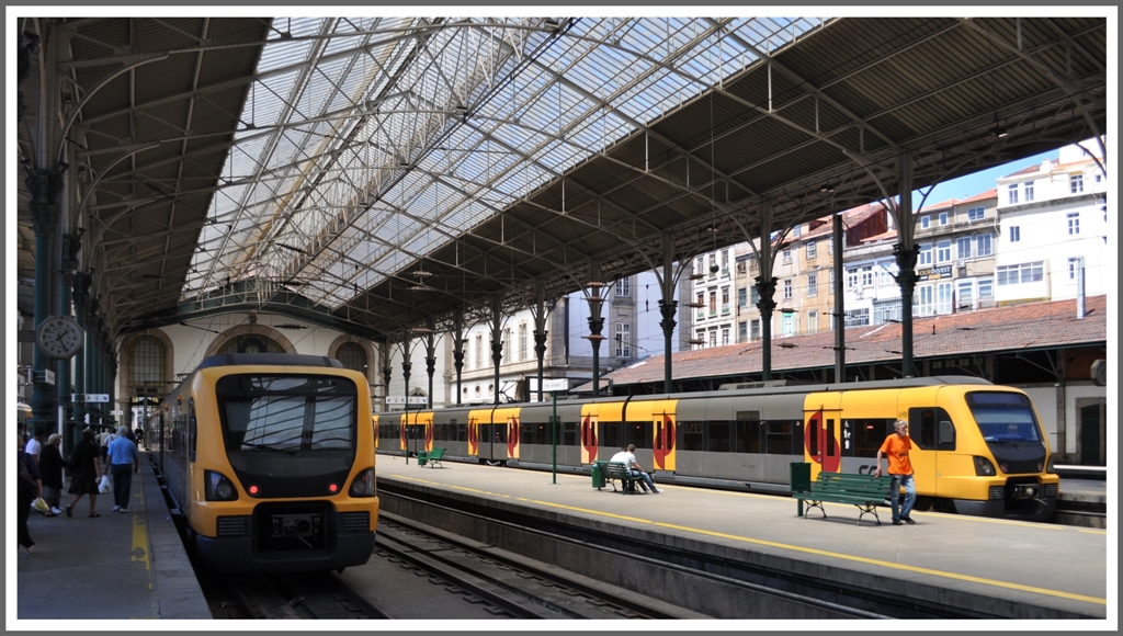 Es ist noch keine Rushhour im Bahnhof Porto S�o Bento. (15.05.2011)
