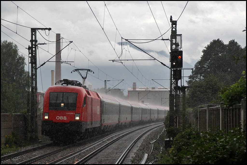 Es regnet... 1116 032 ist mit dem OEC 563  HANDL TYROL SPECK , Bregenz - Wien West, durch das Inntal unterwegs. (10.08.2009)
