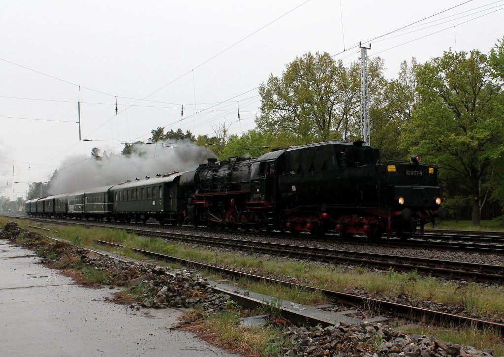 Es regnet immer noch! Tender voraus zieht die 52 8177-9 den Berliner Traditionszug vom Dampfspetakel im Ziegeleipark Mildenberg von Zehdenick zurck nach Berlin-Schneweide, hier bei der Durchfahrt im Bf Nassenheide am 05.05.2012.