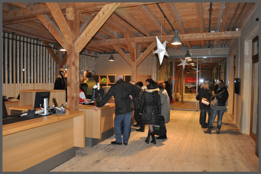 Es riecht nach Holz und die ganzen Verkaufsrume der RhB und Bergn Tourismus vermitteln eine heimelige Athmosphre. Die Feuertaufe beginnt heute mit der Erffnung der diesjhrigen Schlittelsaison zwischen Preda und Bergn. (11.12.2011)