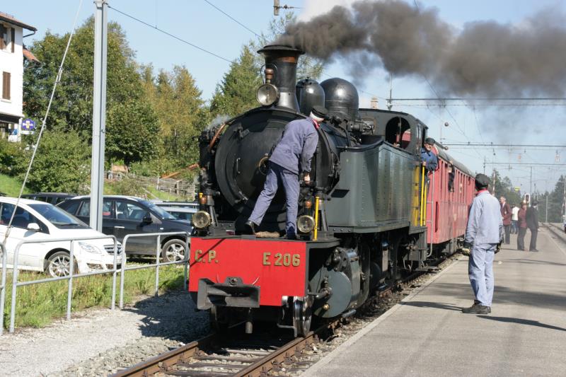 Es rut doch ganz schn wenn die Rauchkammertr geffent ist. C.P. E 164, beim Zwischstopp in Pr-Petitjean; 19.09.2010