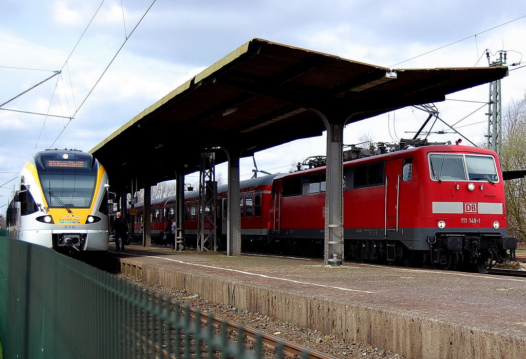 Es ist schon zum Lachen mit der Bahn, da Fhrt die Eurobahn die RE 13 von Hamm ber Mnchengladbach nach Kaldenkirchen, aber die paar Kilometer bis nach Venlo muss dann die DB AG mit einem 5 Wagenzug und in dem Fall 111 149-1  erledigen, Sankt Brokrazius wie narrest du uns Steuerzahler. Foto 5.4.2010
Links im Bild der ERB-Triebwagen ET 7.10.