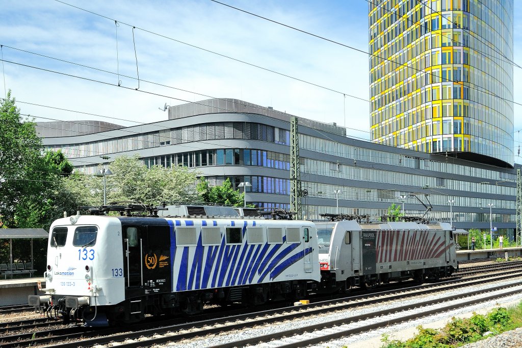 Es sollte der Tag der Werbeloks werden. Der 11.05.2012 wird Peter Plsch und mir noch lange in Erinnerung bleiben. Morgens die  Biergarten-Lok  und nach unserem Wechsel zum Heimeranplatz in Mnchen ging es richtig los. Ein  Lokomotion-Prchen 
erffnete den Reigen. 186 283 mit 139 133. Geschwungene Linien im Kontrast zur Architektur...