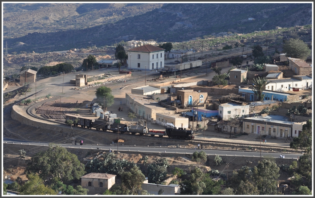 Es ist soweit, die Sonne hat sich hinter den Bergen hervorgewagt und der Gterzug verlsst Nefasit 1670m /M. (01.02.2012)