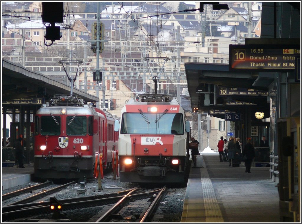 Es stehen abfahrbereit in Chur RE1248 nach Disentis/Mustr mit Ge 4/4 II 620  Zizers  auf Gleis 11 und nebean auf Gleis 10 RE1157 nach St.Moritz mit Ge 4/4 III 644  Savognin . (21.01.2010)