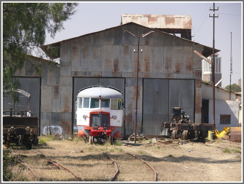 Es steht schlecht um den Littorina 2, der hier abgestellt vor dem Dieselshop in Asmara steht. Fr eine Fahrt auf die Strecke ist er nicht mehr einsatzfhig. (28.01.2012)