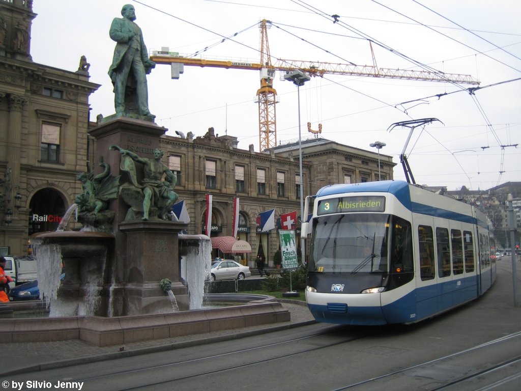 Es war bitterkalt am 17.12.09 in Zrich, auf den Anzeigen wurden jeweils um die -5 angezeigt. Der Beweis soll der Alfred-Escher-Brunnen beim Hauptbahnhof zeigen, als die Cobra 3017 daran vorbei fhrt.