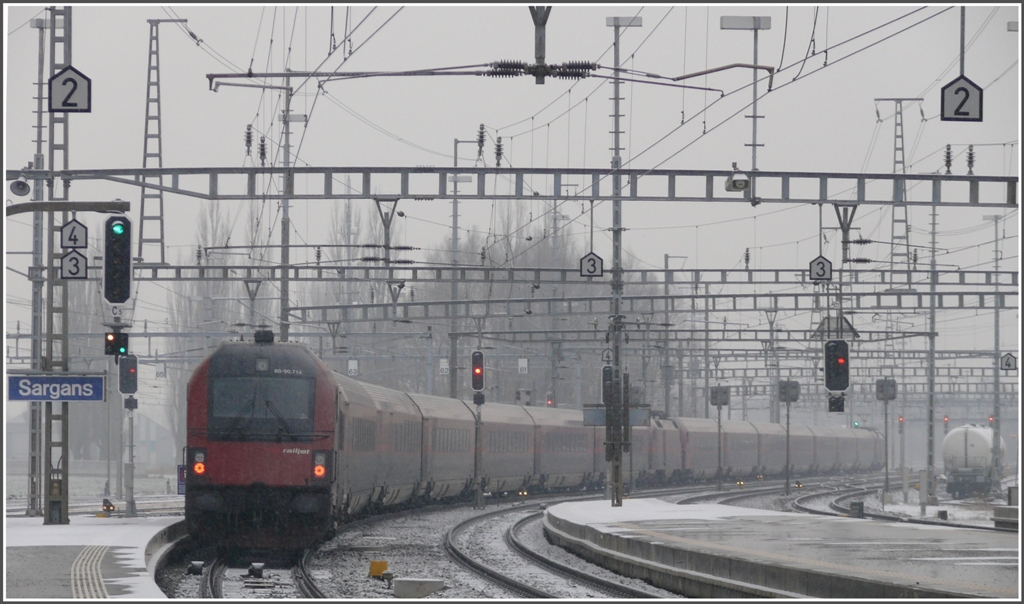 Es war ein trber Tag mit Nebel und Schneegestber. RJ163 in Doppeltraktion verlsst Sargans Richtung Wien Westbf. (20.01.2011)