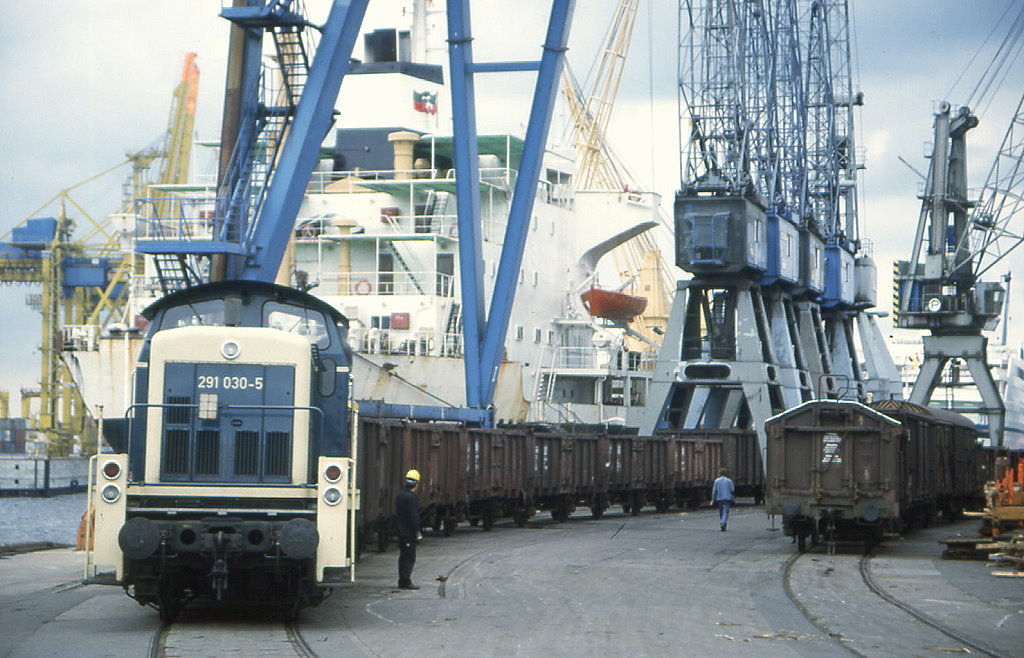 Es war eineml eine Zeit ... lange vor der Erfindung der Warnweste. Auch damals wurde schon rangiert, wie hier mit 291 030 im Hamburger Freihafen am 01.07.1985. Motive wie dieses direkt am Quai zu bekommen war gar nicht so einfach ... das Gel�nde ist weitl�ufig und der Fotograf war fussl�ufig. So manche zu Fuss verfolgte Rangiereinheit kam verrichteter Dinge zur�ck, bevor man mit der Kamera in Reichweite eines ansehnlichen Motivs war.