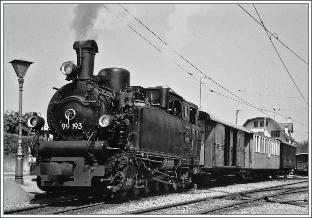 Es war einmal eine alte Dampflok, die dampfte zwischen Blonay und Chamby - und wenn sie nicht mehr dampft, so ist sie heute im Museum...
Blonay im Sommer 1985
