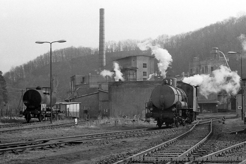 Es war einmal ein Land voller Papierfabriken mit Gleisanschluss. Eine davon stand in Mhlbach im Tal der Mglitz. Dort rangierte seit 1956 die unter der Fabriknummer 146 068 vom VEB Lokomotivbau Babelsberg hergestellte Dampfspeicherlokomotive,  die im Bild zu sehen ist. Die Aufnahme entstand am 15.04.88, da war das Ende - nicht nur dieser Fabrik - praktisch schon eingelutet. Aber man kann nicht sagen, dass hier nicht die blhenden Landschaften eingezogen sind. Sgras, Schafgarbe .... 
