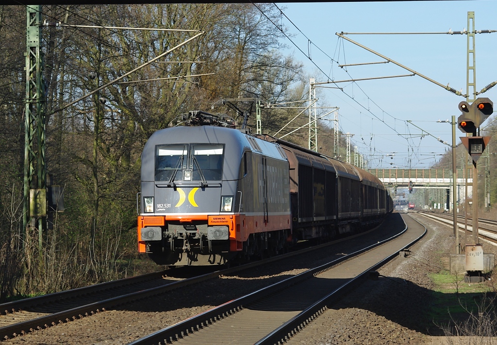 Es war mal wieder l�ngst ein Besuch in Dedensen-G�mmer f�llig. Gerade angekommen, lie� das erste Highlight auch nicht lange auf sich warten: 182 531  LaMotta  von Hectorrail. Ich h�tte nie gedacht, dass ich diese Lok mal zu Gesicht, geschweige denn vor die Linse bekomme. Hier mit H-Wagen-Ganzzug in Fahrtrichtung Hannover. Aufgenommen am 02.04.2011.