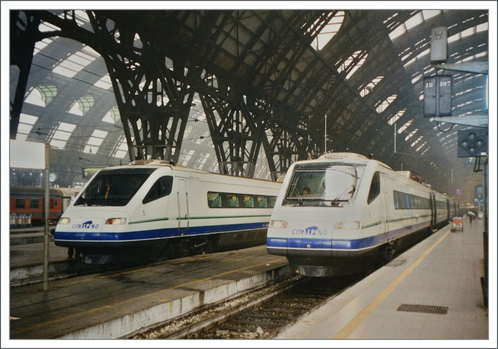 Es war neblig in Milano und dadurch mystisch in der grossen Bahnhofshalle, als ich im Februar 1999 die beiden CIS ETR 470 fotografierte.