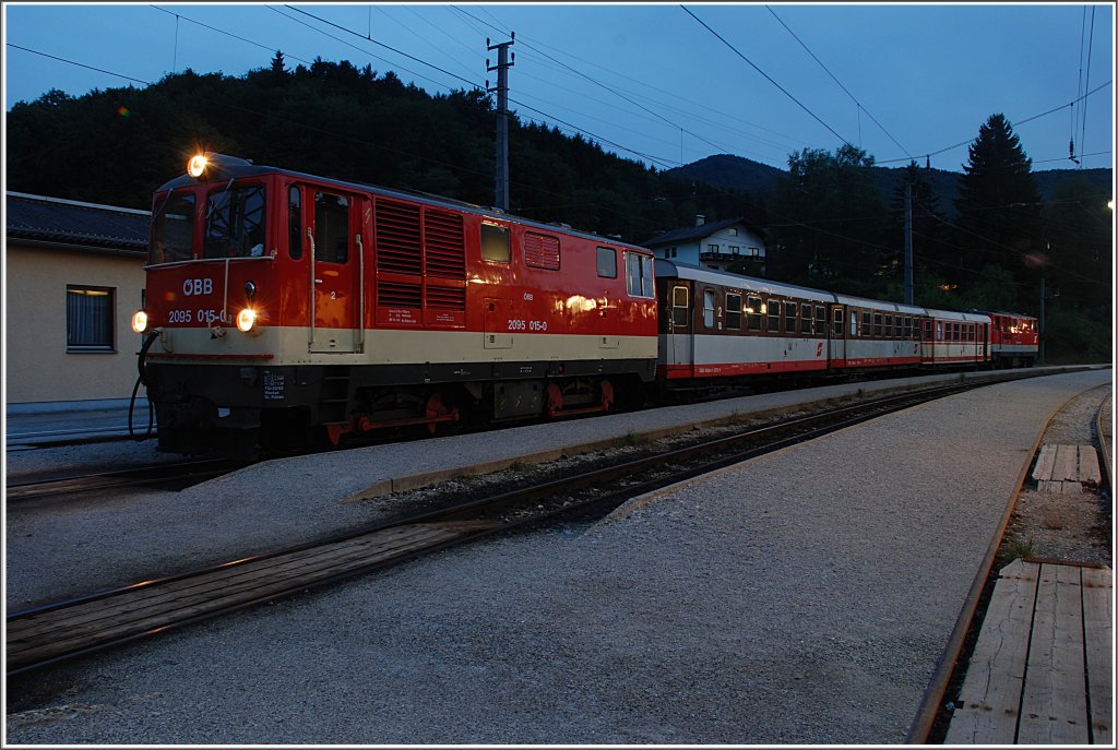 Es war schon dmmrig, als die 2095 015 und die 2095 011 am Zugschluss mit ihrem LP 34376 (Lok vom R 6835 + Waggons + Lok vom R 6841) in Kirchberg auf die Ankunft des R 6845 wartetn. 04.08.2010