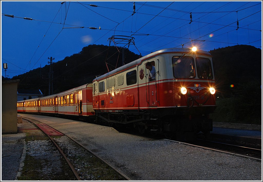 Es war schon dunkel, als der R 6845 mit der 1099.14 als Zuglok im Bahnhof Kirchberg an der Pielach eintraf. Auch am 04.08.2010 erfolgte hier die Kreuzung mit dem LP 34376, der meistens schon 25 Minuten vorher in Kirchberg ist.