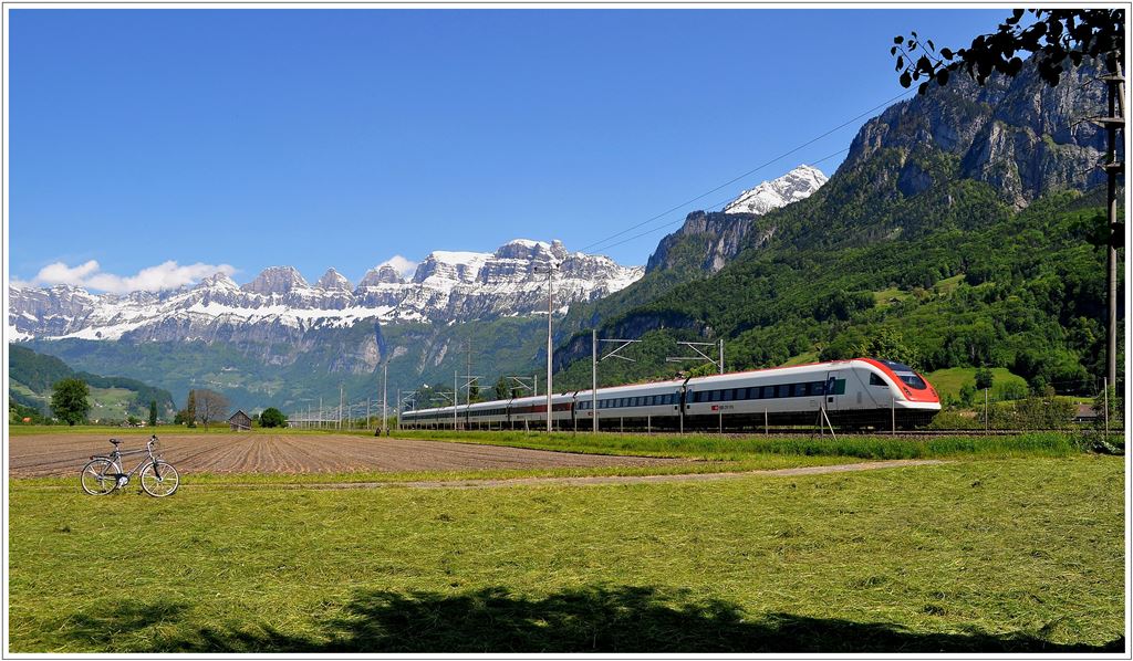 Es war wieder einmal ein Tag zum Radfahren. IC(N)10765 zwischen Flums und Mels mit den Churfirsten im Hintergrund. (28.05.2013)