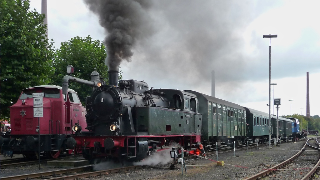 Es war wohl fast der gesamte Hespertaler Fuhrpark an diesem Wochenende in Bochum Dahlhausen: Die rote V9 rangierte flei�ig an der Drehscheibe, und die Lok VIII pendelte zusammen mit der V1 zum Dahlhausener Bahnhof.