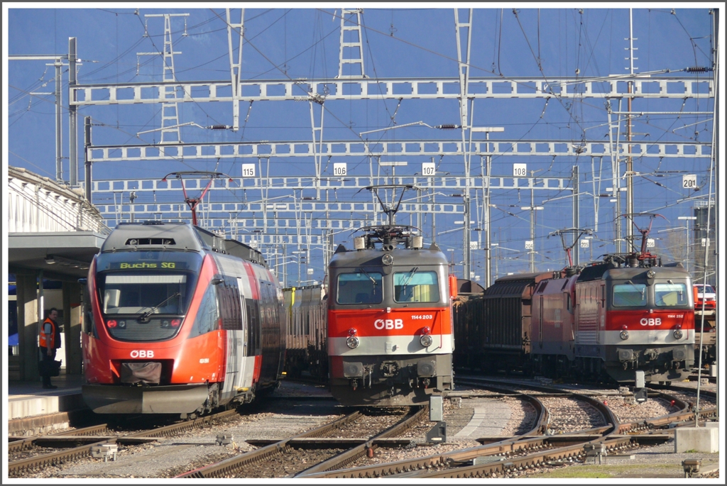 Es ist was los im schweizerischen Buchs SG. 4024 098-8, 1144 203 und  1144 252 und eine 1116 geben sich ein Stelldichein. (30.03.2010)